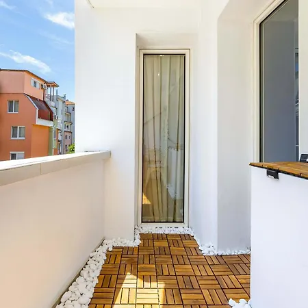 Апартамент 2br Pop-art Paradise With Terrace Near Youth Hill By Flat Manаger
